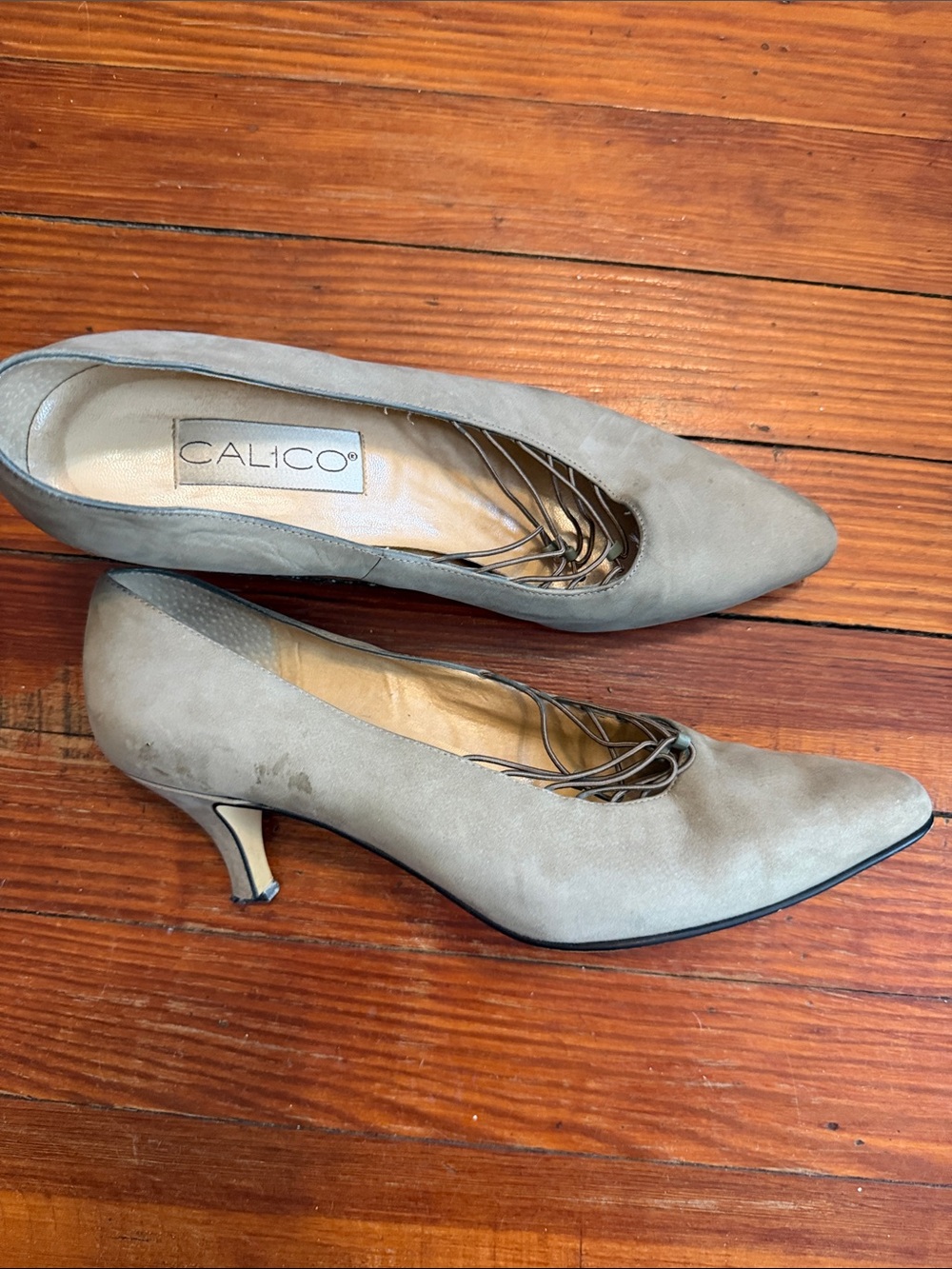 Calico Women’s  Taupe Suede Pointed Toe Kitten Heel Pumps size 8.5